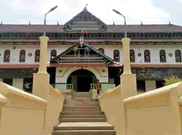 നാദാപുരം ഖാള്വി മേനക്കോത്ത് അഹ് മദ് മുസ്ലിയാർ (ന.മ) :ലാളിത്യത്തിന്റെ ജനനായകത്വം